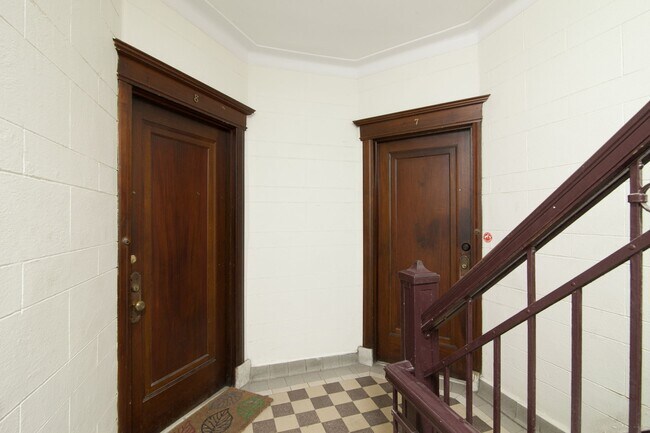 Building Photo - 2050 Av. Claremont