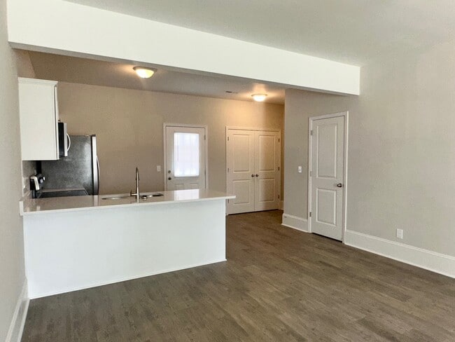 Building Photo - 447 3rd Loop Rd