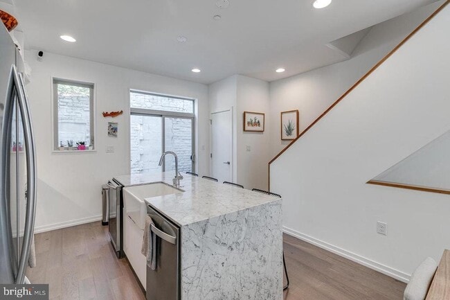 Building Photo - 938 N Leithgow St