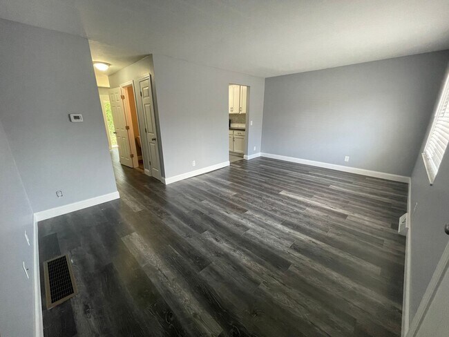 Building Photo - Bexvie Village Townhomes - Renovated unit