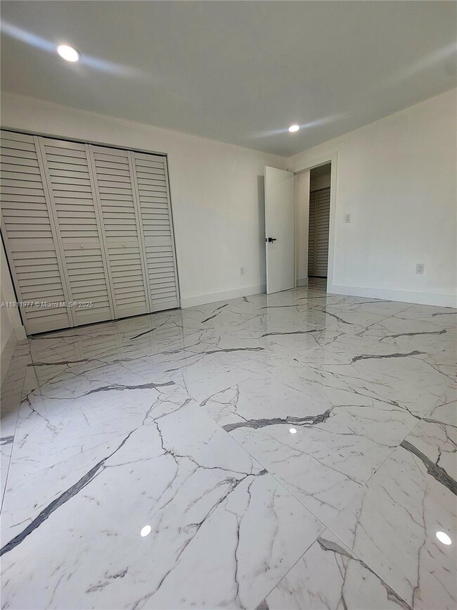 Building Photo - 5913 SW 36th Ct