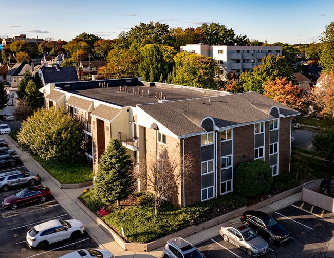 Building Photo - Carriage House