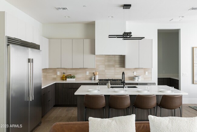 Foto del edificio - 6530 E 5th St