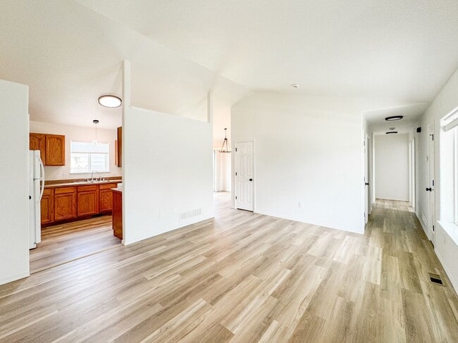 Building Photo - 3 Bed - 2 Bath - Fenced Yard