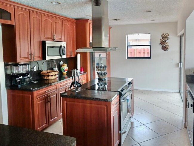 Foto del edificio - 9248 Shadow Wood Blvd