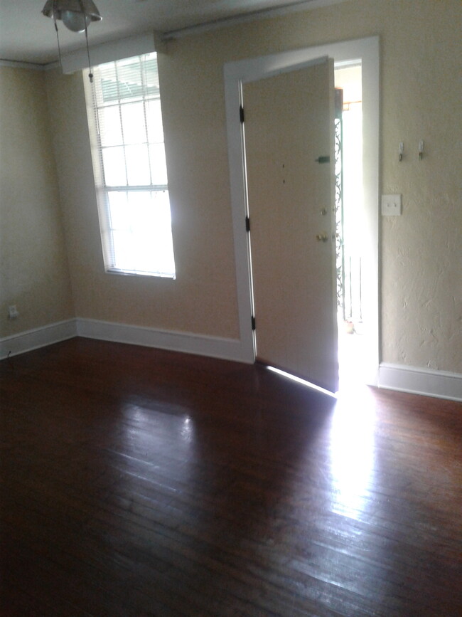 Building Photo - 558 E Park Ave