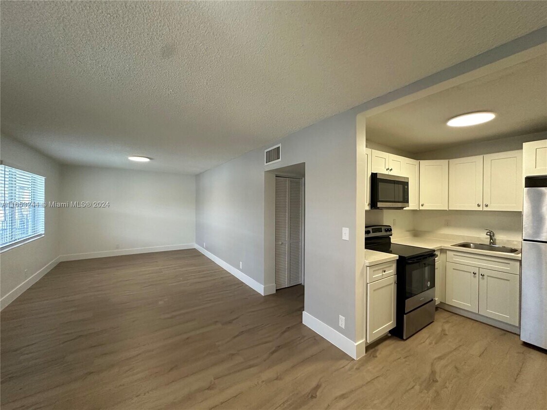 Primary Photo - 2500 Johnson St