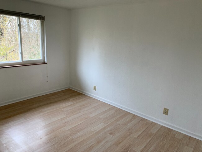 Building Photo - 490 E Red Bud Rd