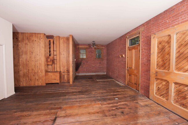 Building Photo - 613 Cherry Aly