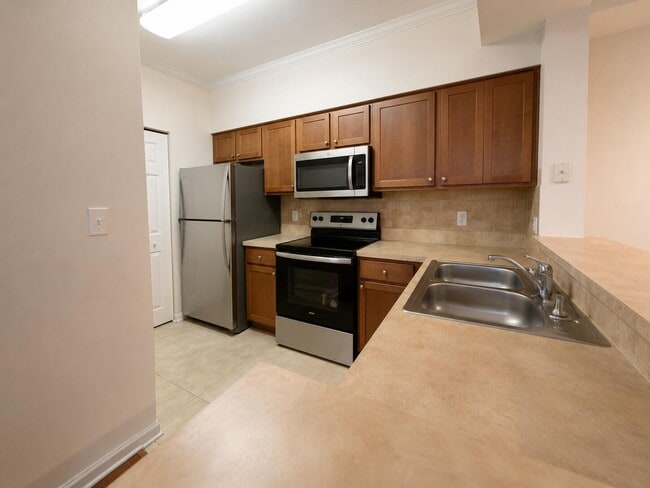 Building Photo - 2210 Myrtlewood Cir E