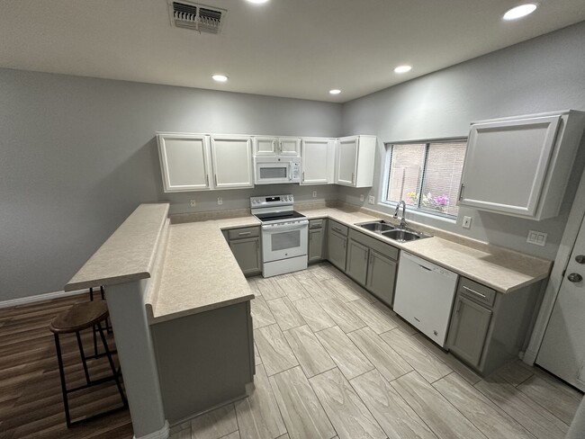 Foto del edificio - 17610 N 17th Pl