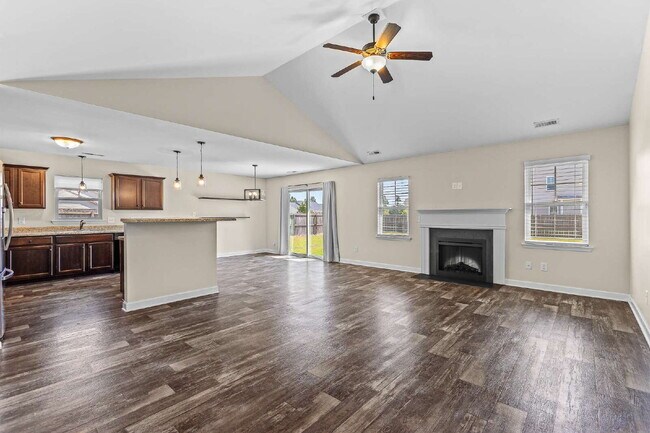 Building Photo - Charming 3- Bedroom home in Bradford Estates!