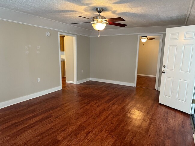 Building Photo - 2 bed/1 bath/fenced in backyard