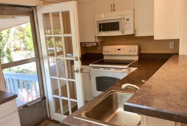 Foto del edificio - Charming 2-Bedroom 1 Bathroom Home located...