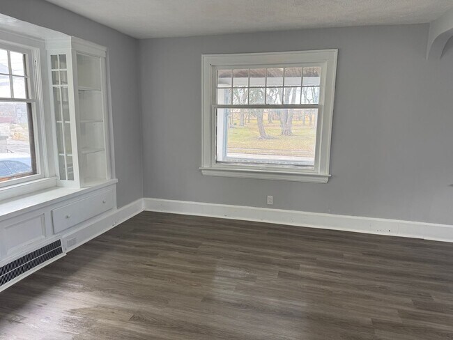 Building Photo - 3bd Single Maple Heights Section 8