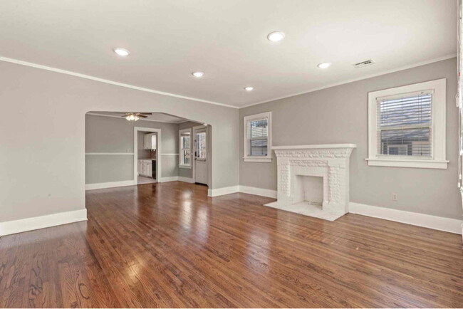 Foto del edificio - 3317 E 5th Pl