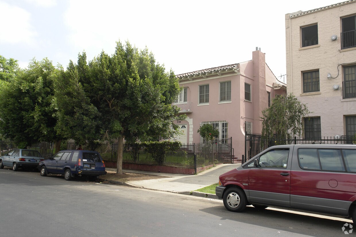 Building Photo - 238 S Kenmore Ave