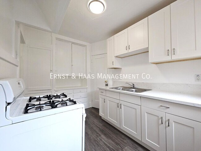 Foto del edificio - 320 W 12th St
