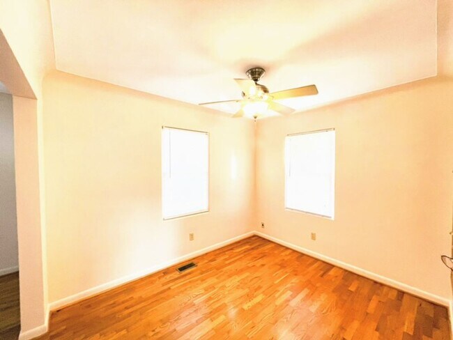 Building Photo - Spacious 2 bedroom/ 1 bath home with a par...