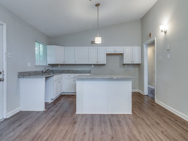 Building Photo - -Beautifully renovated 3 bedroom, 2 bathro...