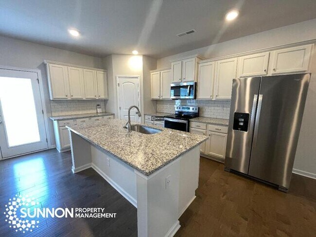 Building Photo - 3 BR Townhome w/ 2 Car Garage
