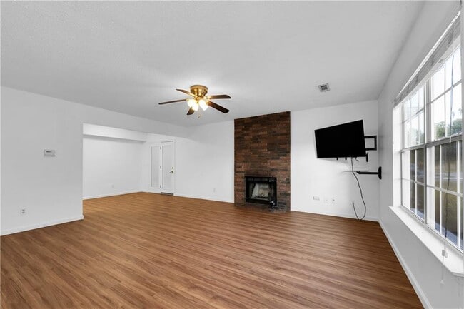 Building Photo - 758 W Poplar St