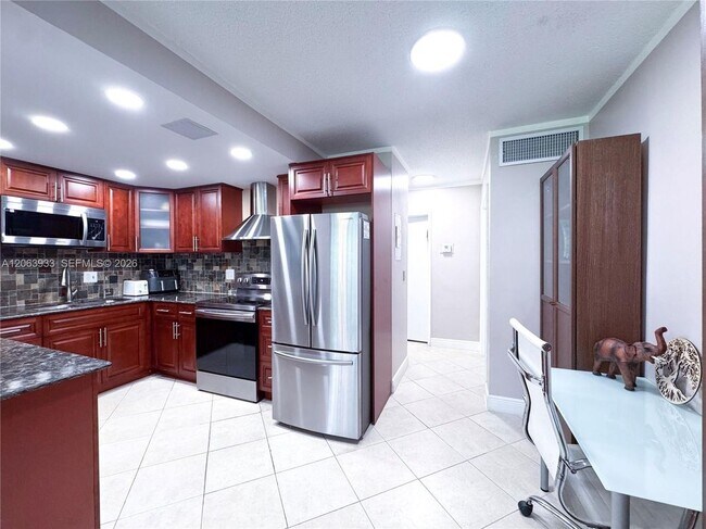 Foto del edificio - 2455 NE 51st St