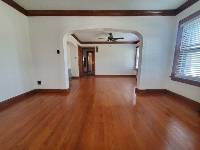 Building Photo - 421 W Oakland Ave