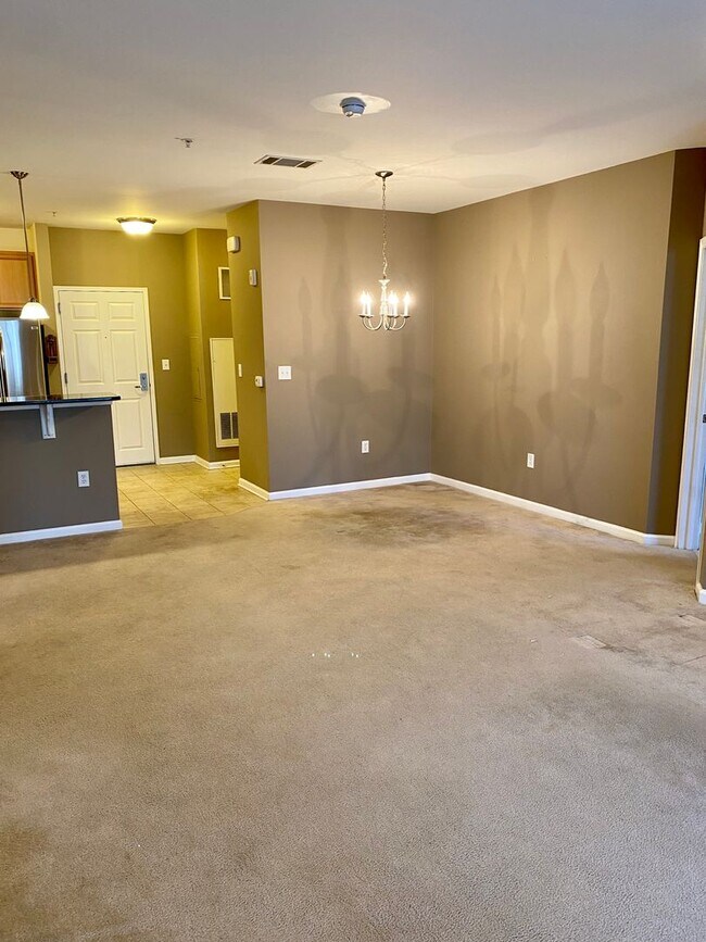 Building Photo - 2-Bedroom/2-Bathroom Apartment in the Hear...