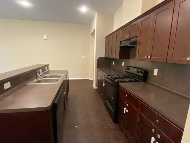 Foto del edificio - 618 Shady Lake Dr
