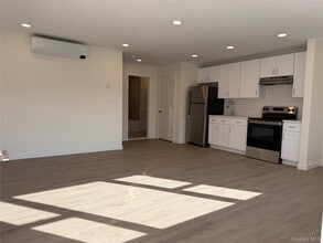 Building Photo - 5 Colonial Dr