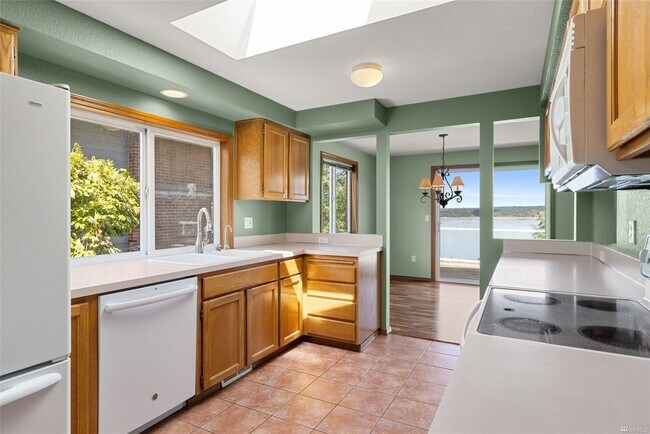 Building Photo - 2334 Island Dr NW
