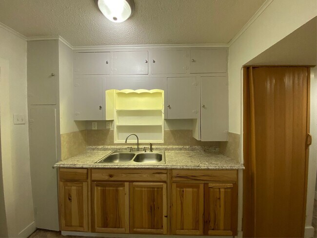 Building Photo - Cozy 2-Bedroom, 1.5 bath Rental Home AVAIL...