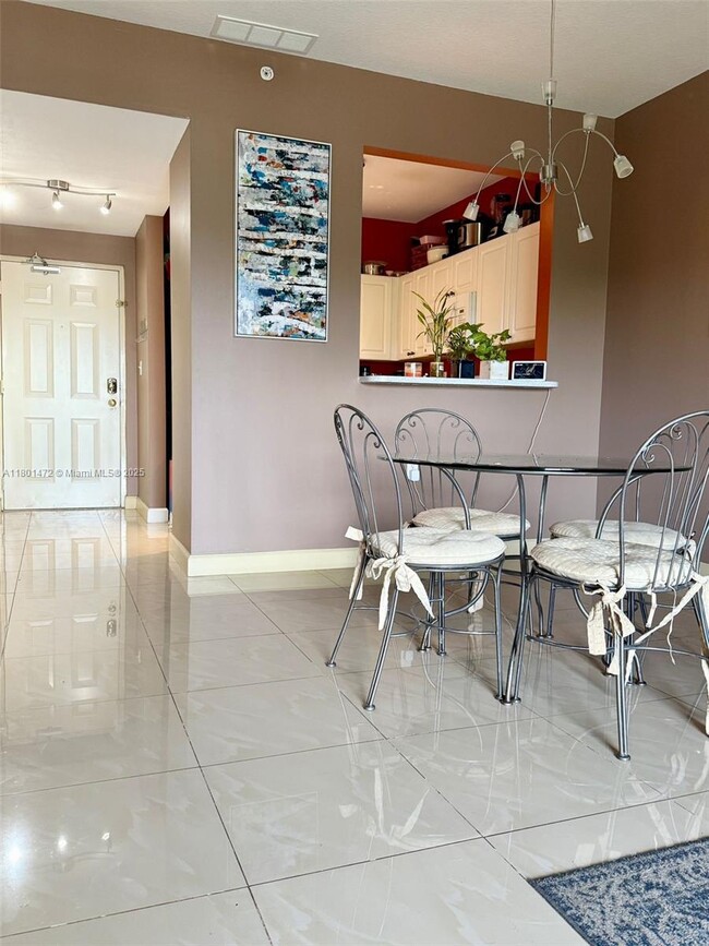 Foto del edificio - 1300 NE 109th St