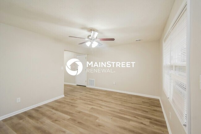 Building Photo - 3 Bedroom Pet-Friendly Home in Indianapolis, IN with Main Street Renewal
