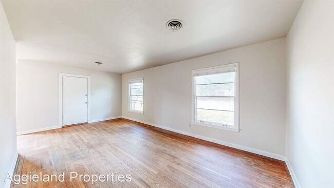 Building Photo - 3 br, 1.5 bath House - 200 George Bush Dri...