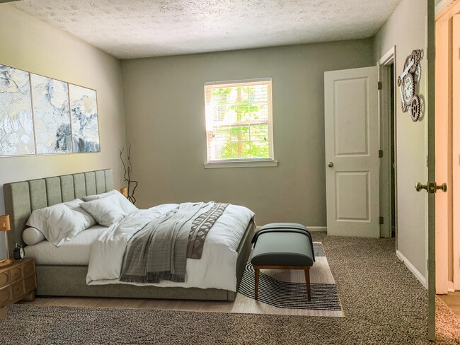 Building Photo - Lansdowne Grove - FREE Rent!