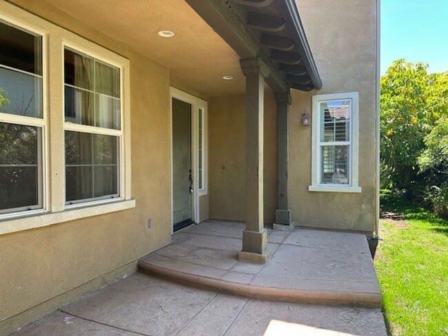 Foto del edificio - Stunning Executive home with loads of cust...