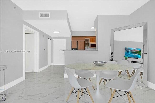 Foto del edificio - 335 S Biscayne Blvd