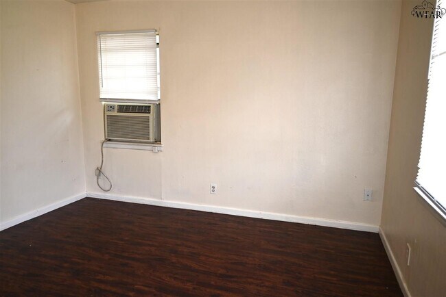 Foto del edificio - 1421 Harris Ln