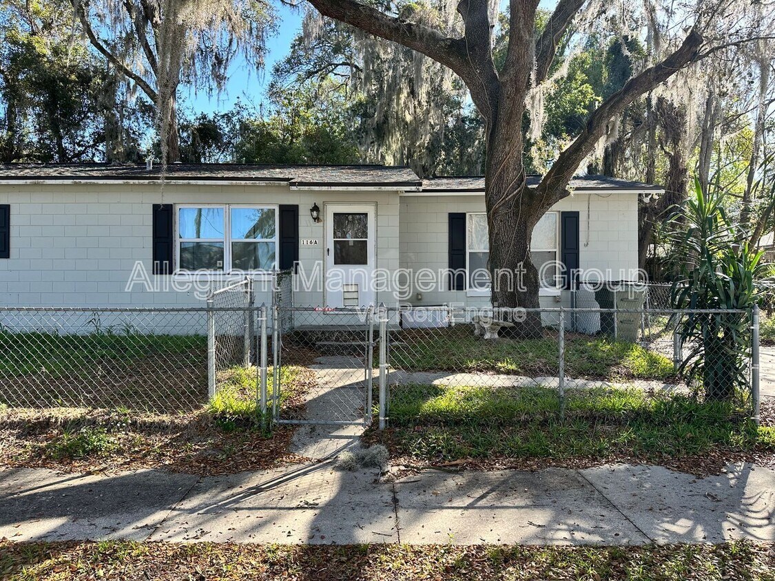 Foto principal - 116 N College St