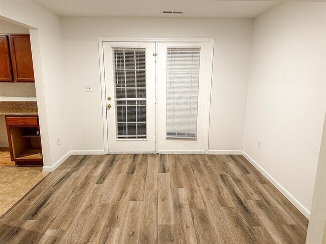 Foto del edificio - 1225 N Lee Dr