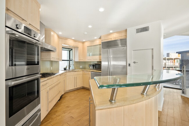 Building Photo - 2319 Ocean Front Walk