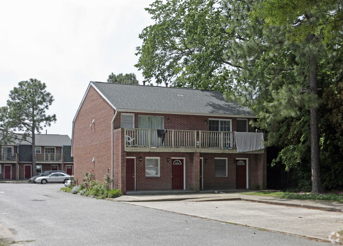 Primary Photo - Queen's Landing Apartments