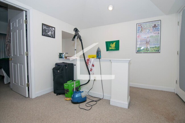 Foto del edificio - Charming 3 Bedroom-NO Broker Fee