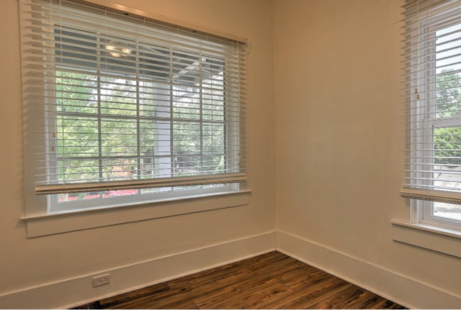 Building Photo - 4 bedroom 2 bath home! Tree Streets