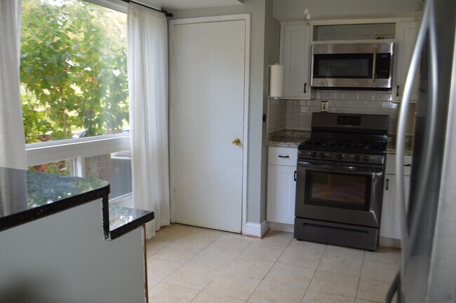 Building Photo - 10023 Mosby Woods Dr