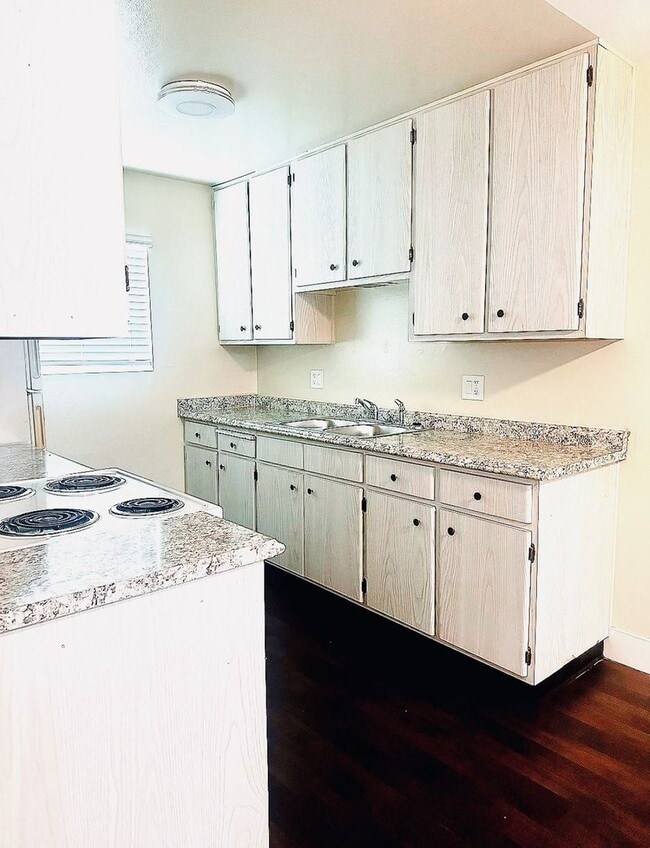 Foto del edificio - Huge 1 Bedroom in Quiet Neighborhood