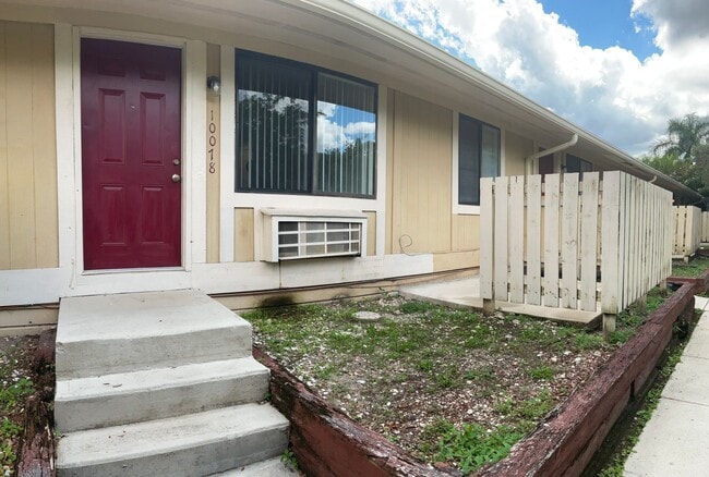 Building Photo - Spacious 2/2 in a great location! Call for...