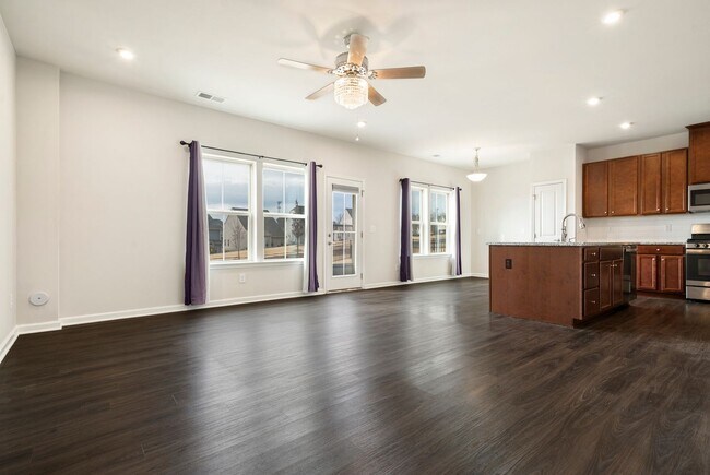 Foto del edificio - Welcome to this stunning 3-bed, 3-bath home located in the vibrant community of Wake Forest, NC.